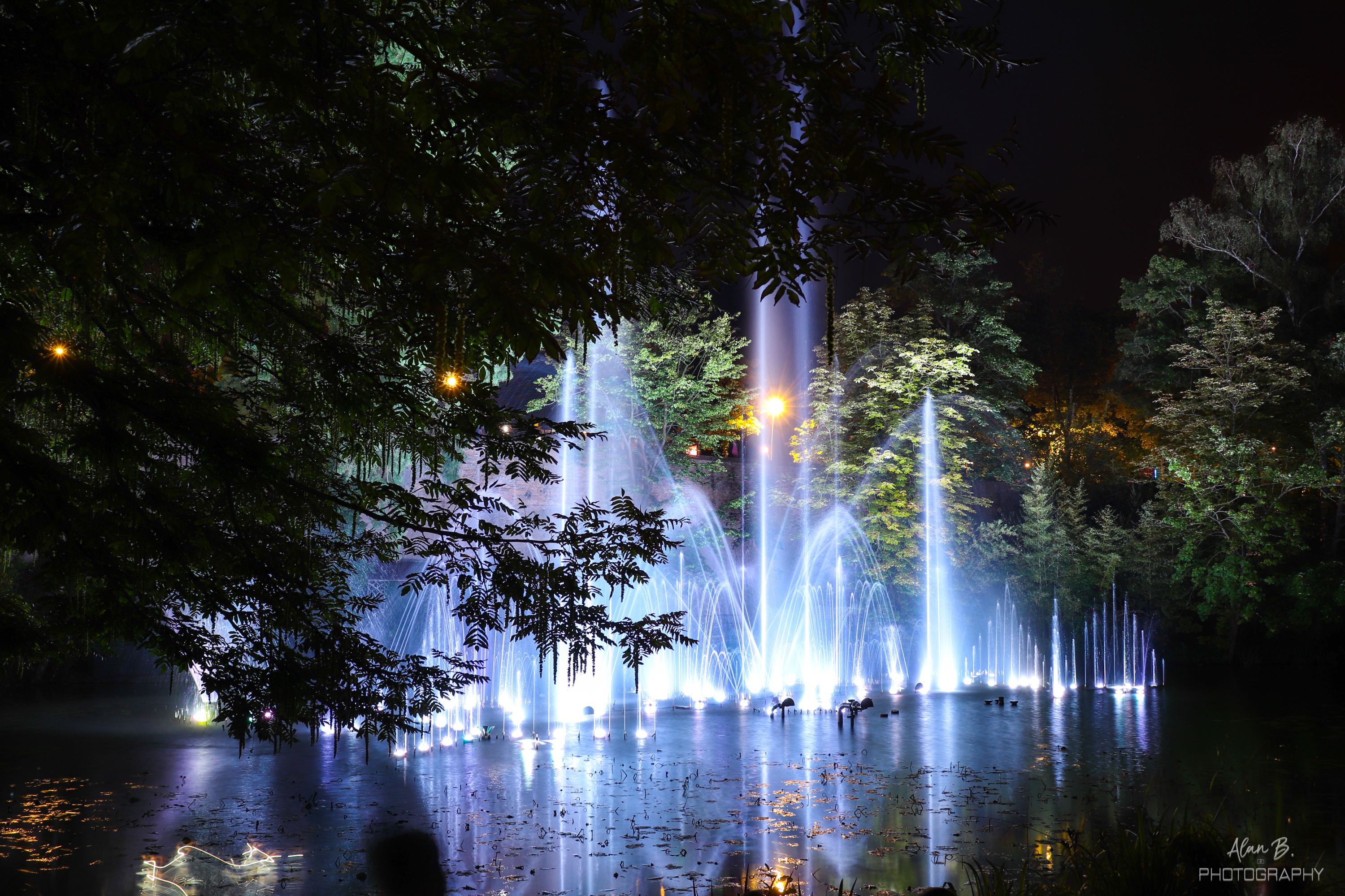 Les fontaines dansantes (Édition 2019) au Lac aux Cygnes. Cette année, le thème se concsacre sur les 7 merveilles du monde.