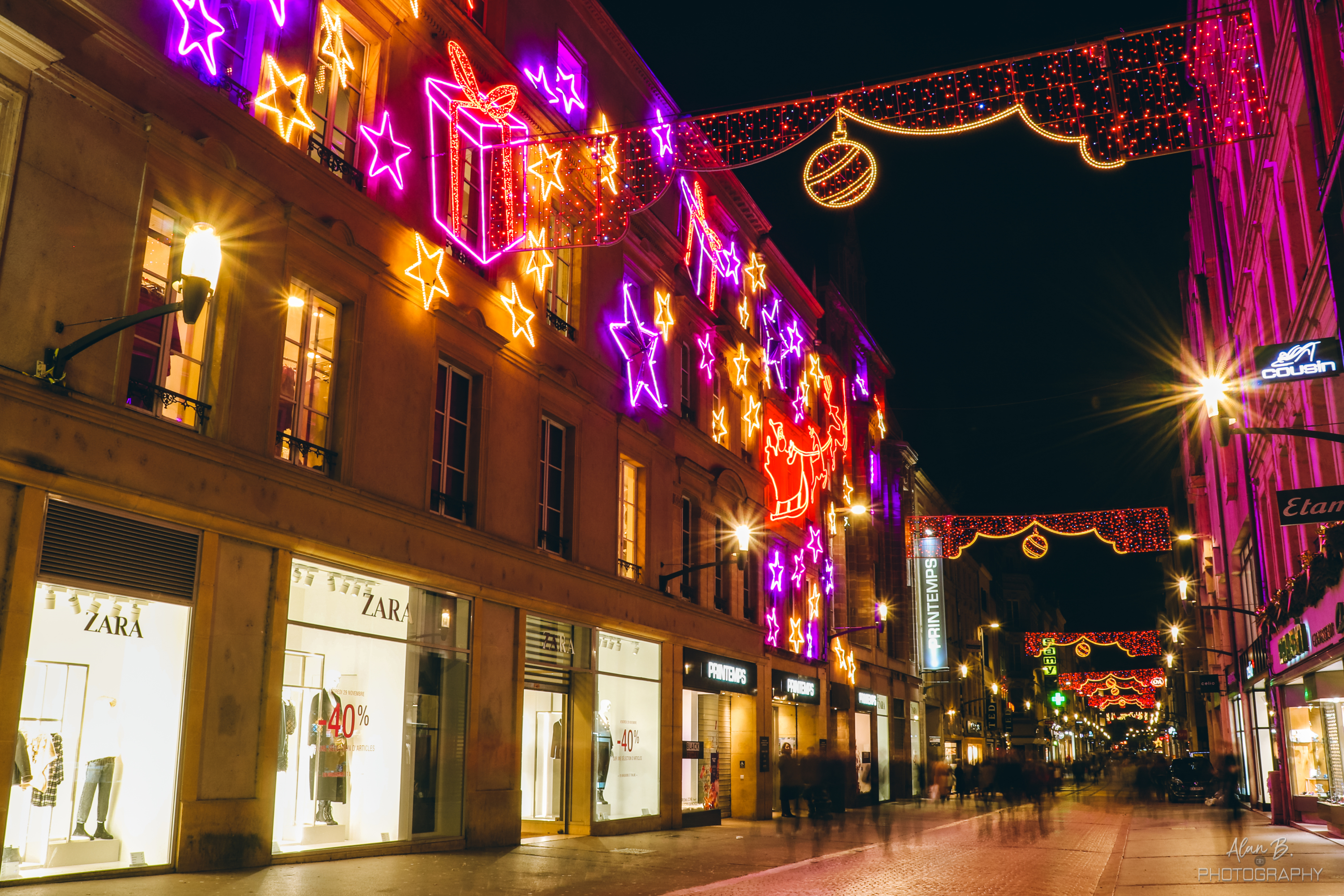 Illuminations de Noël sur la façade du Printemps dans la Rue Serpenoise.