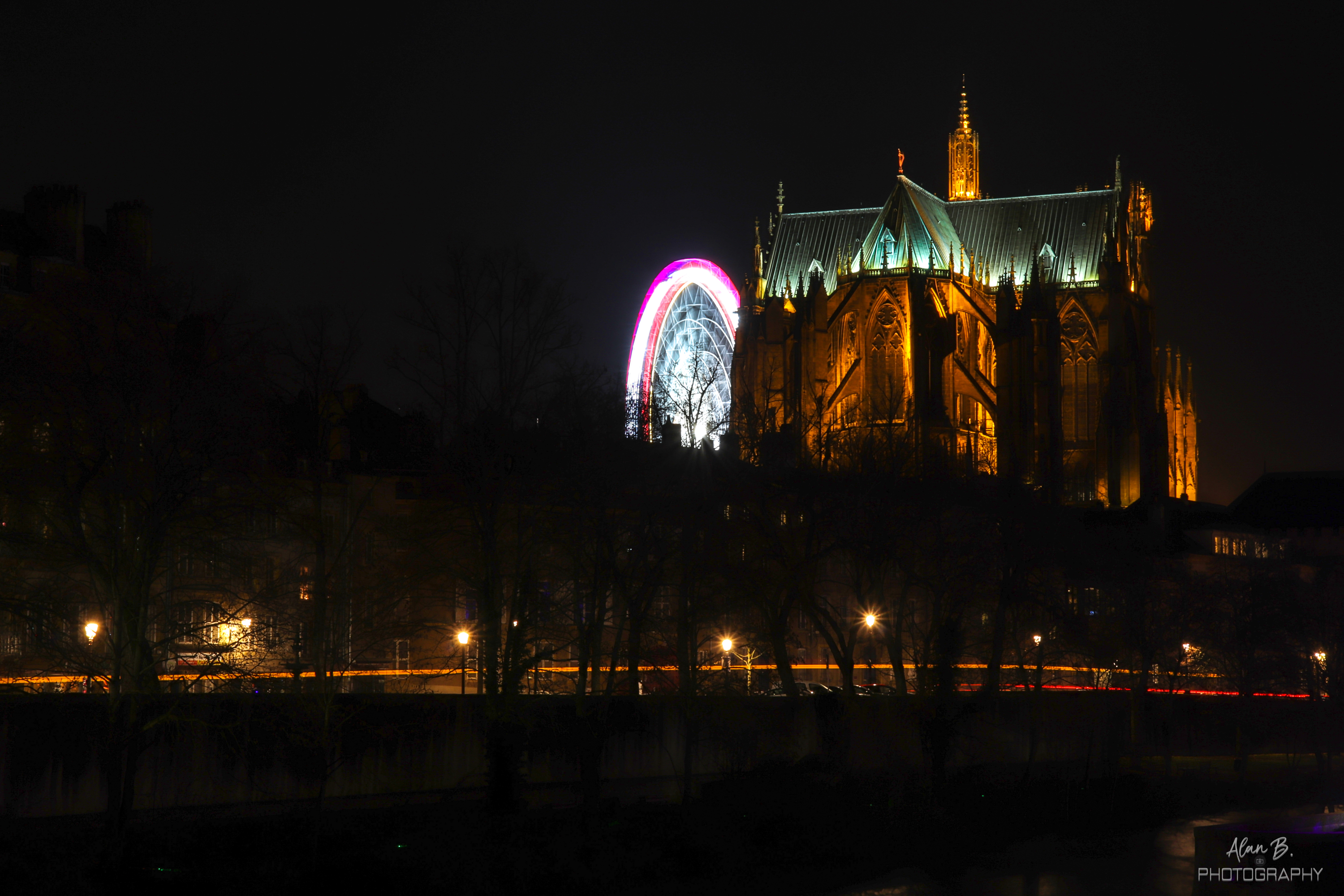 La Grande Roue et la Cathédrale Saint-Étienne vu depuis le Pont Saint-Georges.